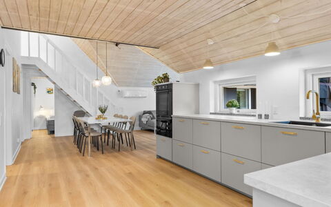 Erle - 830M from the Sea: Pavimentazione, Legna, Pavimento In Legno, Pavimento, Interior Design, Soffitto, Cucina, Controsoffitto, Pavimento Laminato, Mobilia
