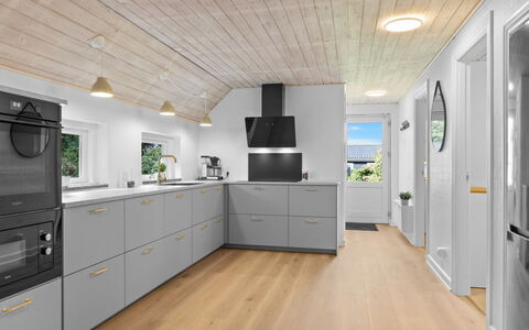 Erle - 830M from the Sea: Pavimentazione, Cucina, Legna, Soffitto, Pavimento In Legno, Pavimento, Interior Design, Controsoffitto, Elettrodomestico Da Cucina, Apparecchio Major