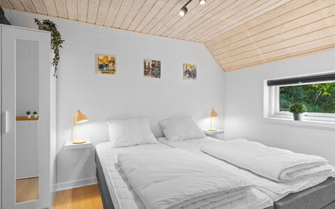 Erle - 830M from the Sea: Letto, Camera Da Letto, Interior Design, Parete, Pavimentazione, Legna, Pavimento, Soffitto, Bedding, Lenzuolo