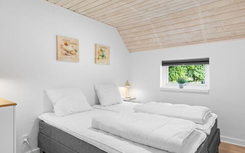 Erle - 830M from the Sea: Legna, Pavimentazione, Pavimento, Camera Da Letto, Letto, Soffitto, Casa, Interior Design, Bedding, Telaio Del Letto