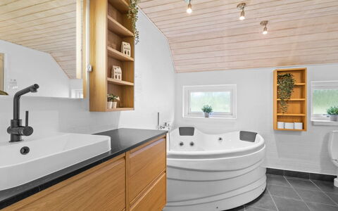 Erle - 830M from the Sea: Pavimentazione, Interior Design, Idraulico Fixture, Legna, Lavello, Pavimento, Rubinetto, Mobiletto Del Bagno, Soffitto, Bagno