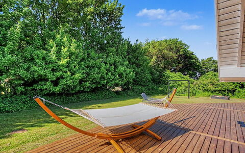 Erle - 830M from the Sea: Legna, Mobili Da Esterno, Latifoglie, Shade, Pavimento In Legno, Color Legno, Eco Hotel, Giardino, Plank, Materiali Naturali