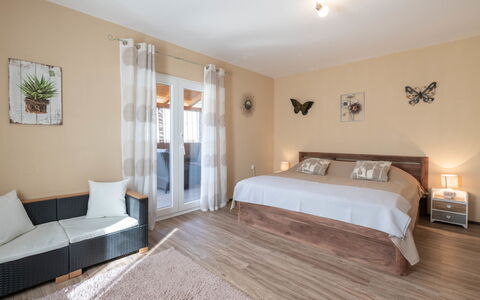 Badi: Mobilia, Interior Design, Pavimento, Pavimentazione, Letto, Legna, Camera, Soffitto, Camera Da Letto, Illuminazione