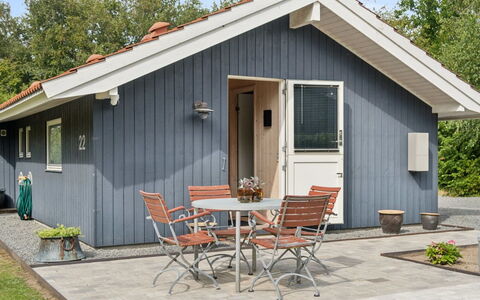 Emelita - 175M from the Sea: Zona Residenziale, Arbusto, Casa, Casa, Giardino, Estate, Shade, Landscaping, Prato