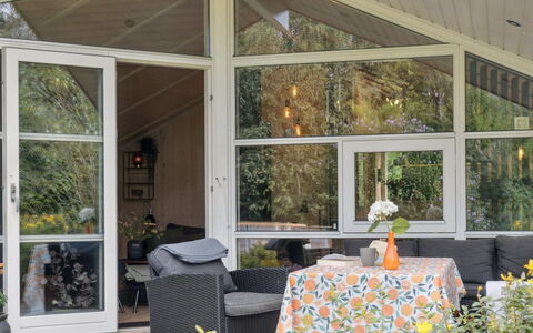 Emelita - 175M from the Sea: Zona Residenziale, Arbusto, Casa, Casa, Giardino, Estate, Shade, Landscaping, Prato