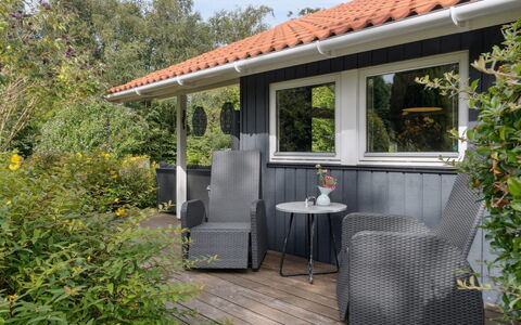 Emelita - 175M from the Sea: Zona Residenziale, Arbusto, Casa, Casa, Giardino, Estate, Shade, Landscaping, Prato