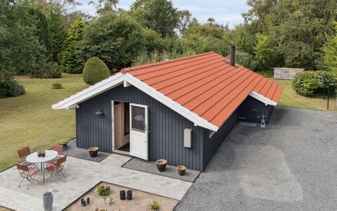 Emelita - 175M from the Sea: Zona Residenziale, Arbusto, Casa, Casa, Giardino, Estate, Shade, Landscaping, Prato
