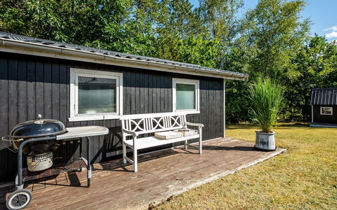 Lillebror - 7Km from the Sea: Villetta, Backyard, Cortile, Edifici Giardino, Capannone, Raccordo, Mobili Da Esterno, Log Cabin, Struttura Esterna, Baracca