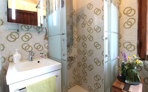 Chalet Giove: Bagno, Idraulico Fixture, Pavimentazione, Pavimento, Interior Design, Lavandino Del Bagno, Idraulico, Gabinetto, Rubinetto, Lavello