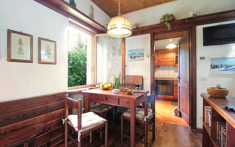 Chalet Giove: Mobilia, Interior Design, Legna, Pavimentazione, Pavimento, Soffitto, Tavolo, Sedia, Illuminazione, Sala Da Pranzo