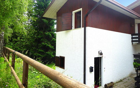 Chalet Giove: Legna, Casa, Casa, Villetta, Raccordo, Backyard, Agriturismo, Illuminazione Diurna, Balcone
