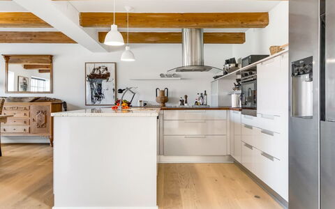 Albine - 150M from the Sea: Cucina, Mobilia, Controsoffitto, Cabinetry, Pavimentazione, Elettrodomestico Da Cucina, Interior Design, Legna, Pavimento, Soffitto