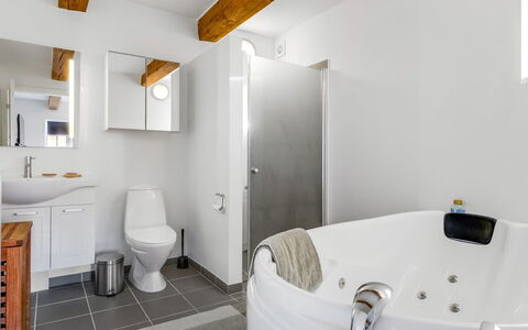 Albine - 150M from the Sea: Idraulico Fixture, Bagno, Interior Design, Pavimentazione, Pavimento, Soffitto, Lavello, Rubinetto, Idraulico, Illuminazione