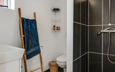 Albine - 150M from the Sea: Parete, Pavimentazione, Pavimento, Idraulico Fixture, Interior Design, Gabinetto, Bagno, Toilet Seat, Idraulico, Piastrella