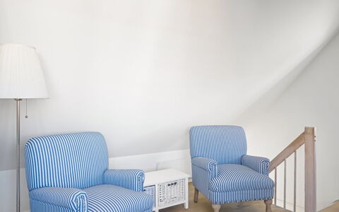 Albine - 150M from the Sea: Mobilia, Interior Design, Pavimentazione, Legna, Pavimento, Sedia, Camera, Casa, Soggiorno, Divano