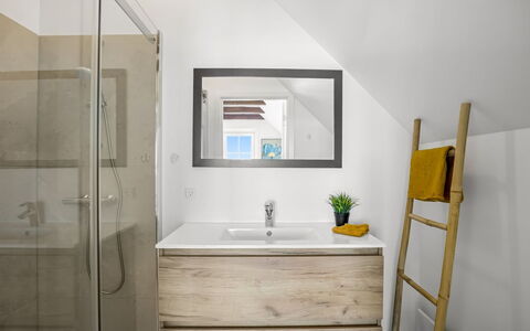 Albine - 150M from the Sea: Pavimentazione, Pavimento, Legna, Interior Design, Idraulico Fixture, Mobiletto Del Bagno, Idraulico, Rubinetto, Camera, Bagno