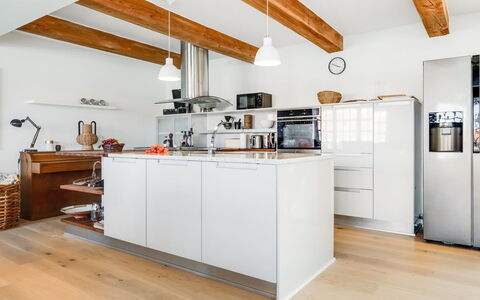 Albine - 150M from the Sea: Cucina, Mobilia, Controsoffitto, Elettrodomestico Da Cucina, Pavimentazione, Cabinetry, Interior Design, Apparecchio Major, Legna, Pavimento