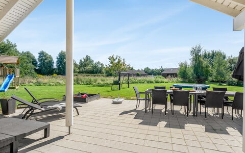 Jurgis - 900M from the Sea: Tetto, Casa, Casa, Villetta, Raccordo, Estate, Driveway, Edifici Giardino, Cortile, Capannone