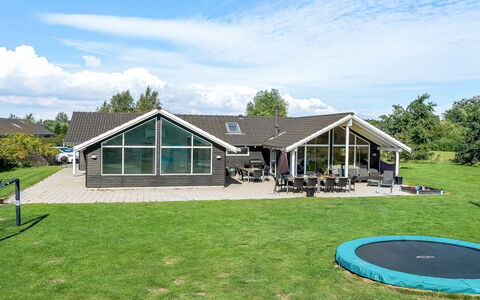 Jurgis - 900M from the Sea: Tetto, Casa, Casa, Villetta, Raccordo, Estate, Driveway, Edifici Giardino, Cortile, Capannone
