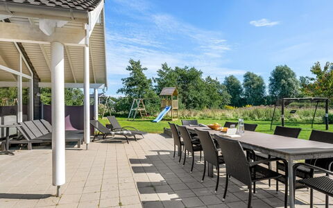 Jurgis - 900M from the Sea: Tetto, Casa, Casa, Villetta, Raccordo, Estate, Driveway, Edifici Giardino, Cortile, Capannone