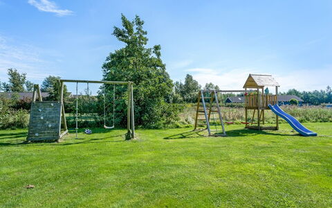 Jurgis - 900M from the Sea: Tetto, Casa, Casa, Villetta, Raccordo, Estate, Driveway, Edifici Giardino, Cortile, Capannone