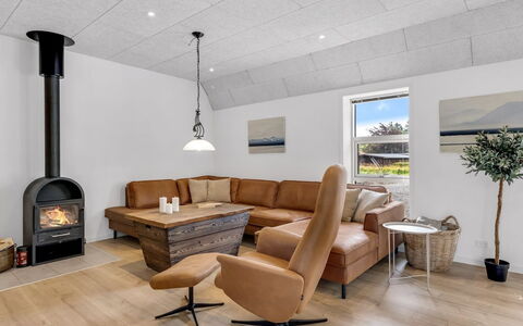 Wolter - 1.7Km from the Sea: Mobilia, Pavimentazione, Interior Design, Divano, Legna, Soggiorno, Soffitto, Pavimento, Camera, Casa