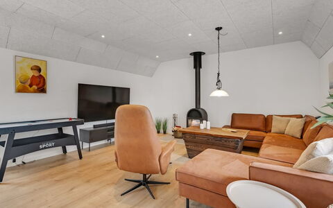 Wolter - 1.7Km from the Sea: Mobilia, Interior Design, Pavimentazione, Pavimento, Parete, Divano, Legna, Soffitto, Lampada, Soggiorno
