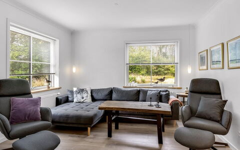 Wolter - 1.7Km from the Sea: Mobilia, Interior Design, Pavimentazione, Pavimento, Divano, Parete, Pavimento In Legno, Soggiorno, Legna, Casa