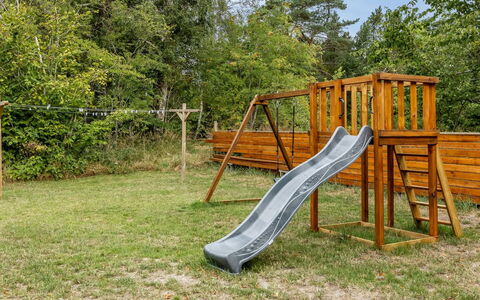 Wolter - 1.7Km from the Sea: Campo Da Giuoco, Legna, Attrezzatura Giochi All'Aperto, Scivolo, Terreno Di Gioco, Giardino, Latifoglie, Parco, Backyard