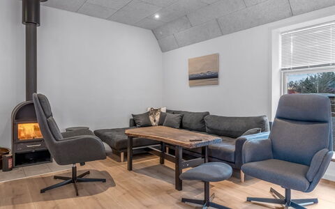 Wolter - 1.7Km from the Sea: Mobilia, Pavimentazione, Interior Design, Legna, Pavimento, Soggiorno, Divano, Soffitto, Illuminazione, Appartamento