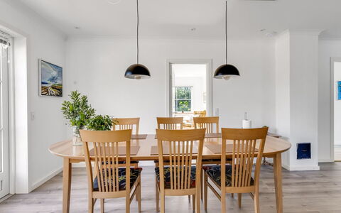 Wolter - 1.7Km from the Sea: Mobilia, Pavimentazione, Interior Design, Pavimento, Legna, Sala Da Pranzo, Tavolo, Cucina & Sala Da Pranzo Tavolo, Sedia, Pavimento In Legno