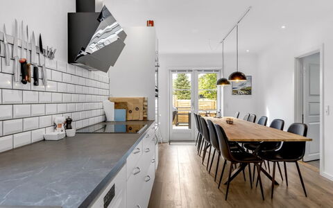 Wolter - 1.7Km from the Sea: Mobilia, Pavimentazione, Interior Design, Legna, Controsoffitto, Cucina, Pavimento, Soffitto, Lampada, Illuminazione