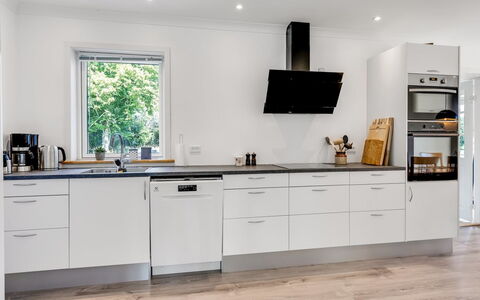 Wolter - 1.7Km from the Sea: Cucina, Pavimentazione, Elettrodomestico Da Cucina, Controsoffitto, Cabinetry, Interior Design, Apparecchio Major, Pavimento, Legna, Elettrodomestico