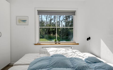 Wolter - 1.7Km from the Sea: Camera Da Letto, Legna, Lenzuolo, Bedding, Letto, Interior Design, Biancheria, Mobilia, Soffitto, Illuminazione