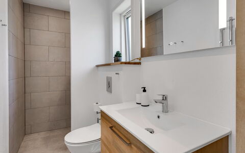 Wolter - 1.7Km from the Sea: Bagno, Lavandino Del Bagno, Idraulico Fixture, Pavimentazione, Interior Design, Parete, Lavello, Pavimento, Mobiletto Del Bagno, Cabinetry