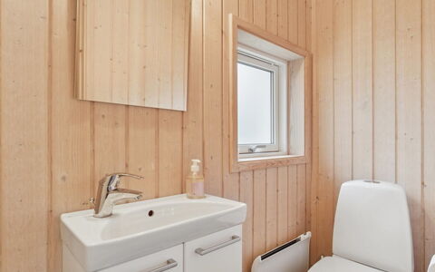 Hawarth - 275M from the Sea: Parete, Pavimentazione, Legna, Pavimento, Idraulico Fixture, Interior Design, Soffitto, Lavello, Lavandino Del Bagno, Bagno