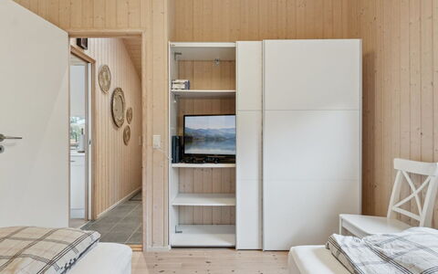 Hawarth - 275M from the Sea: Pavimentazione, Interior Design, Legna, Pavimento, Mobilia, Camera Da Letto, Soffitto, Camera, Casa, Letto