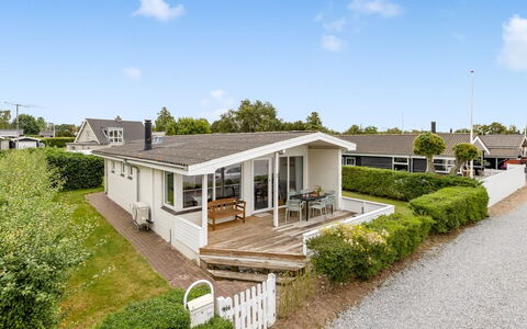Gudmund - 50M from the Sea: Tetto, Casa, Casa, Villetta, Raccordo, Estate, Driveway, Edifici Giardino, Cortile, Capannone