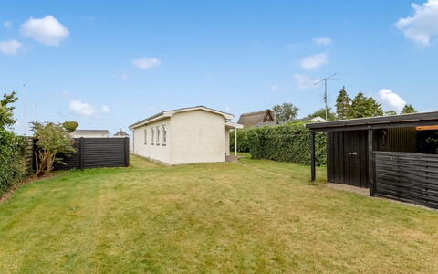 Gudmund - 50M from the Sea: Tetto, Casa, Casa, Villetta, Raccordo, Estate, Driveway, Edifici Giardino, Cortile, Capannone