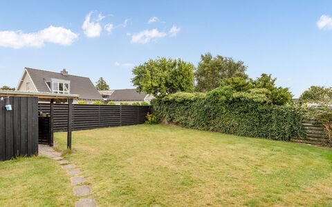 Gudmund - 50M from the Sea: Tetto, Casa, Casa, Villetta, Raccordo, Estate, Driveway, Edifici Giardino, Cortile, Capannone