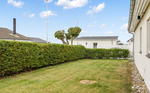 Gudmund - 50M from the Sea: Tetto, Casa, Casa, Villetta, Raccordo, Estate, Driveway, Edifici Giardino, Cortile, Capannone