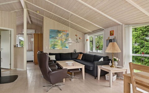 Rikhard - 175M to the Fjord: Legna, Casa, Pavimentazione, Soffitto, Pavimento, Interior Design, Pavimento In Legno, Soggiorno, Porta, Latifoglie