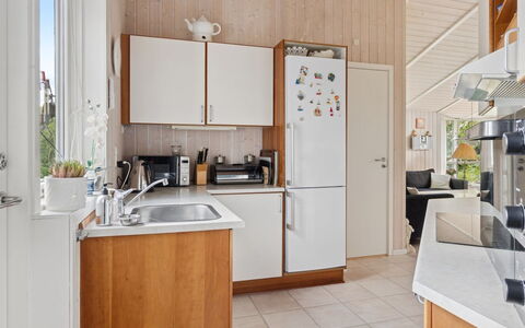 Rikhard - 175M to the Fjord: Cucina, Elettrodomestico Da Cucina, Controsoffitto, Apparecchio Major, Interior Design, Mobilia, Pavimentazione, Cabinetry, Legna, Pavimento