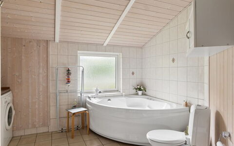 Rikhard - 175M to the Fjord: Pavimentazione, Interior Design, Idraulico Fixture, Pavimento, Legna, Soffitto, Camera, Vasca Da Bagno, Bagno, Rubinetto