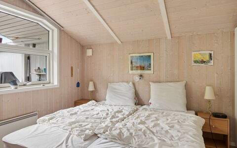 Rikhard - 175M to the Fjord: Legna, Camera Da Letto, Interior Design, Pavimento, Casa, Letto, Soffitto, Mobilia, Lenzuolo, Porta