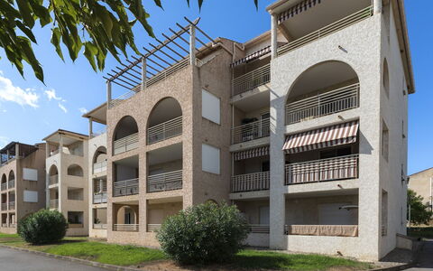 Albarella: Blu, Piscina, Mobilia, Mobili Da Esterno, Ricorrere, Sedia, Shade, Eco Hotel, Vaso Di Fiori