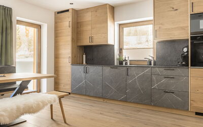Leogang 649: Legna, Pavimentazione, Mobilia, Cabinetry, Pavimento, Controsoffitto, Cucina, Pavimento In Legno, Cassetto, Latifoglie
