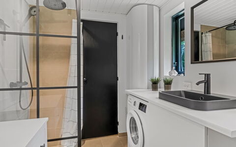 Karmen - 1Km from the Sea: Interior Design, Idraulico Fixture, Pavimentazione, Pavimento, Lavatrice, Soffitto, Mobiletto Del Bagno, Camera, Rubinetto, Bagno