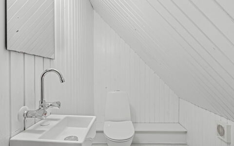Karmen - 1Km from the Sea: Idraulico Fixture, Bianca, Pavimentazione, Pavimento, Interior Design, Soffitto, Bagno, Rubinetto, Lavello, Idraulico