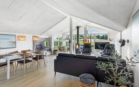 Eisa - 75M from the Sea: Legna, Soffitto, Latifoglie, Plank, Pavimento In Legno, Sedia, Legname, Soggiorno, Deck